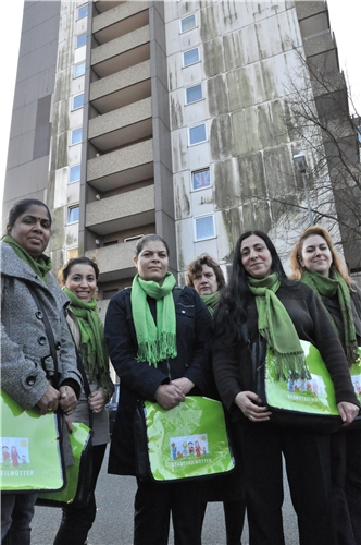 Gruppenfoto der Stadtteilmütter vor einem Hochhaus.